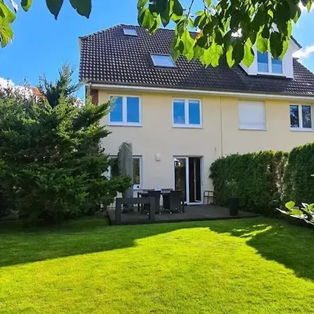 Modern Townhouse, Quiet And Close To The Centre. Semesterbostad Berlin